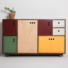 Mobile Arla in legno di pioppo con design italiano, caratterizzato da ante e cassetti multicolore. Eleganza e funzionalità per ogni ambiente.