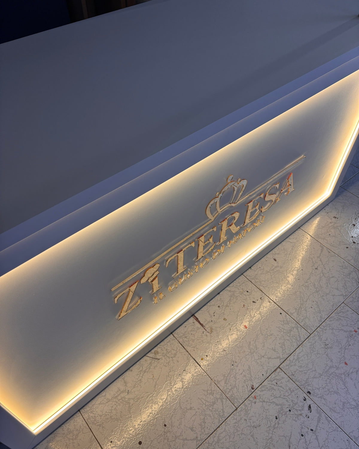 banco con cornice led
