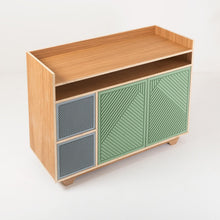 Credenza Crelia in legno di rovere con dettagli geometrici. Mobile contenitore elegante e funzionale, perfetto per arredare con stile la casa.