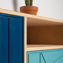 Dettaglio del Mobile Geometric Blu con ante intarsiate e struttura in legno naturale. Design moderno e raffinato per ambienti contemporanei.