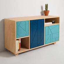 Mobile contenitore Geometric Blu con finiture in legno chiaro e ante geometriche colorate. Perfetto per arredare con stile e funzionalità.